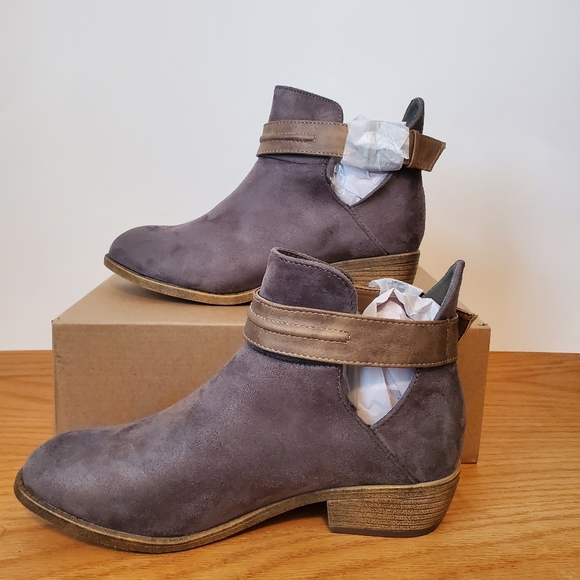 JOURNEE Mavrik Microsuede Cutout Bootie Grey/Tan NIB - Picture 4 of 9